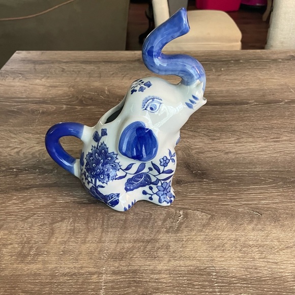 Porcelain Elephant Tea Pot by Baum Bros - Picture 3 of 7